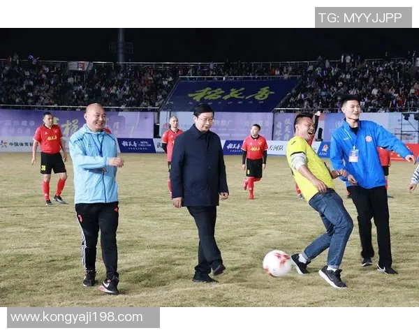 香港足球明星赛汕头激情开赛球迷热情高涨共庆足球盛宴